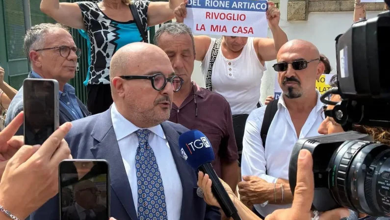 Campi Flegrei, flashmob al Comune di Pozzuoli. Sangiuliano “Chiedere lo stato di emergenza”