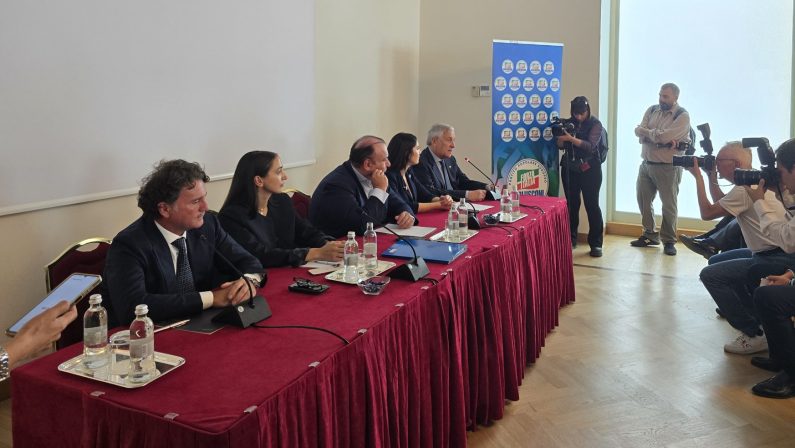 Forza Italia dà il via alla nuova segreteria regionale in Campania, un camper girerà tra i comuni