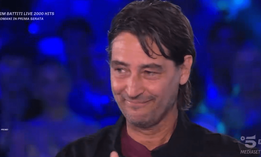Simone Annicchiarico squalificato dal Gf Vip, le scuse in diretta: “Mi sono sentito tradito da me stesso”
