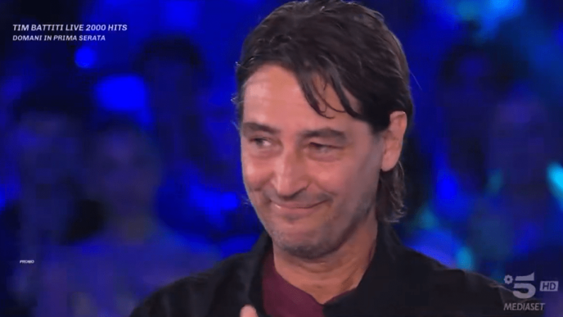 Simone Annicchiarico squalificato dal Gf Vip, le scuse in diretta: “Mi sono sentito tradito da me stesso”