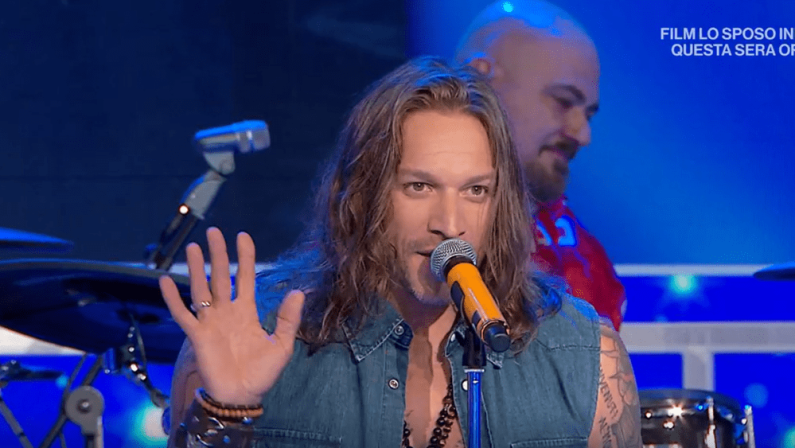 Domenica In, chi è il nuovo cantante Timothy Cavicchini. Venier: “Peccato sia bruttino…”