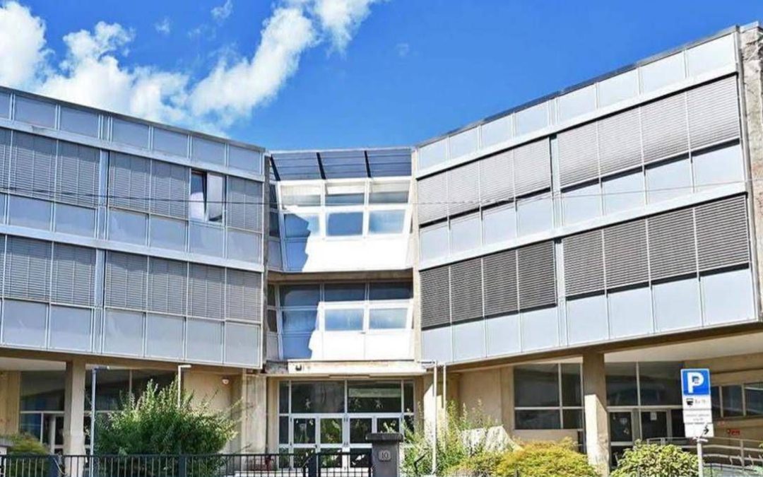 Il Como vola, la scuola vicino allo stadio chiude per costruire… un parcheggio? Il sindaco: “Calcio non c’entra”
