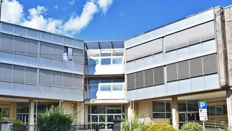 Il Como vola, la scuola vicino allo stadio chiude per costruire… un parcheggio? Il sindaco: “Calcio non c’entra”