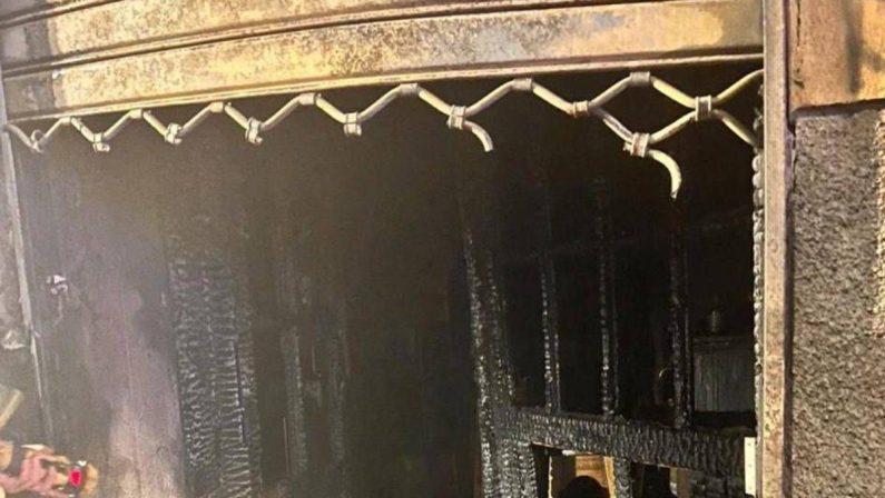 Incendiata sede di CasaPound a La Spezia, il movimento: “Attentato terroristico”