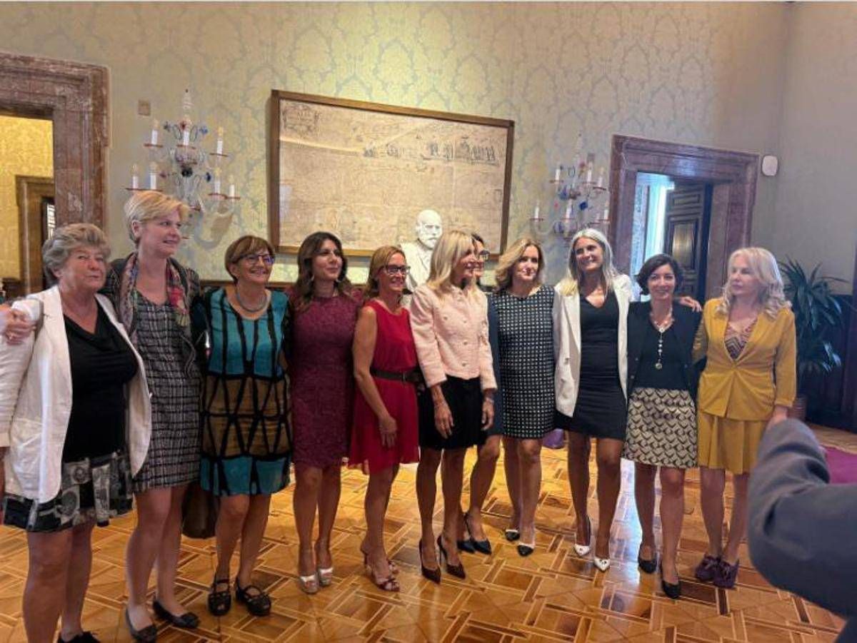 https://www.quotidianodelsud.it/wp-content/uploads/2026/09/senato-proteste-donne-dem-gonna-tajani-insta.jpeg