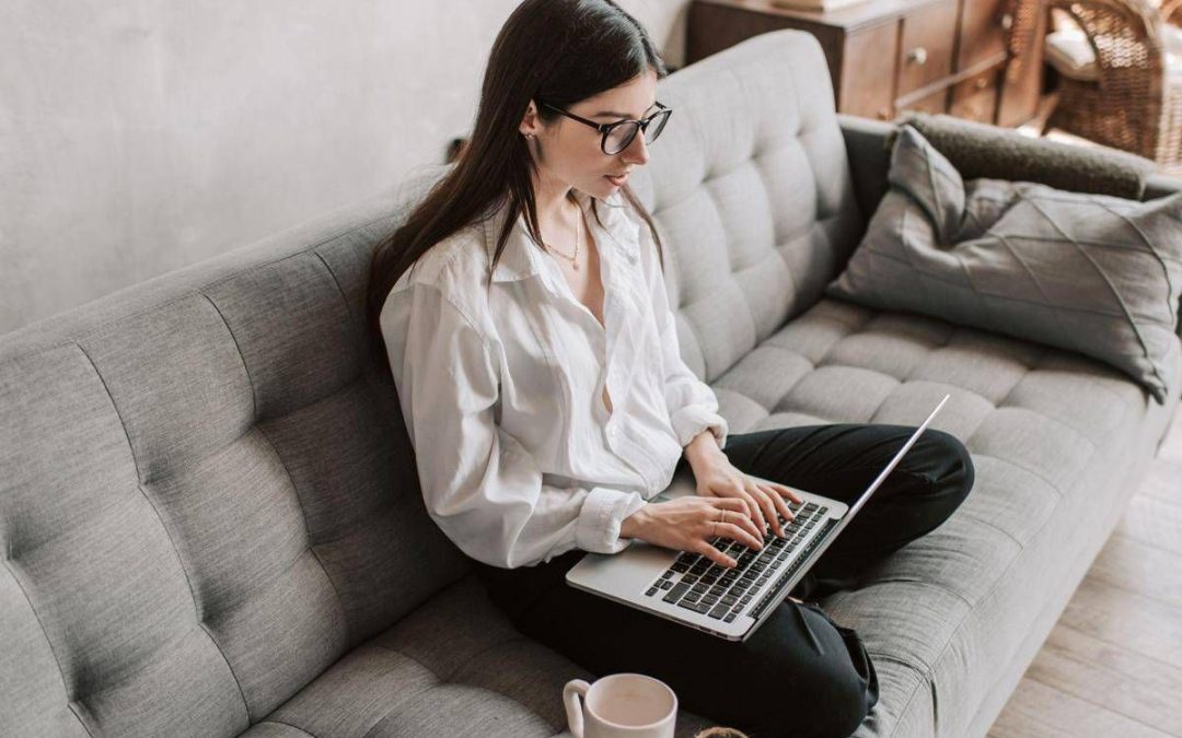 Caro energia e smart working, quanto costa lavorare da casa tra pc e climatizzatore