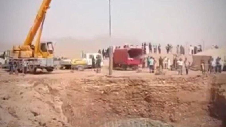 Algeria, corsa contro il tempo per salvare Ayoub: il bimbo caduto in un pozzo profondo 80 metri