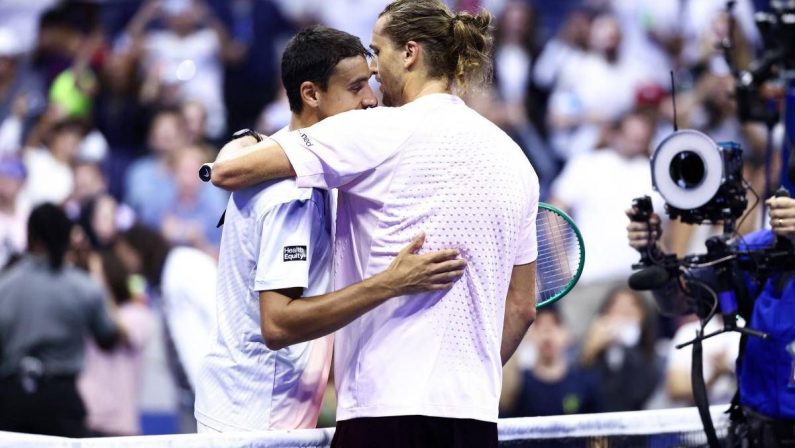 Zverev cade, Sonego lo aiuta a rialzarsi: fair play agli US Open
