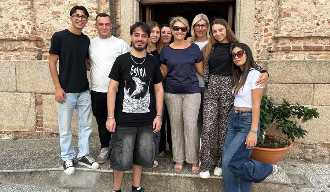 La direttrice Preta con in prima fila i ragazzi del Servizio Sociale