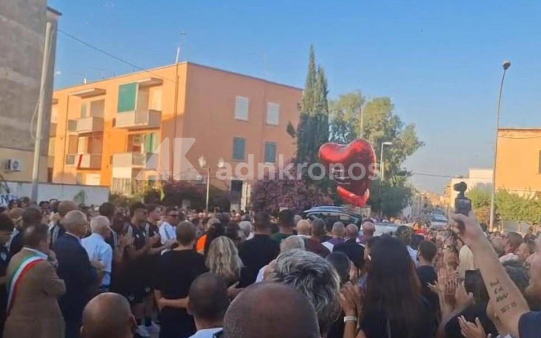 Lorena Isceri, folla ai funerali a Squinzano: “Qui per prenderci un pezzo del dolore di questa famiglia”