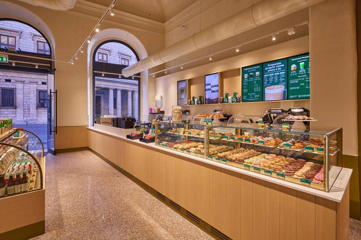 https://www.quotidianodelsud.it/wp-content/uploads/2026/09/starbucks-vittorioemanueleii-roma-comm.jpeg