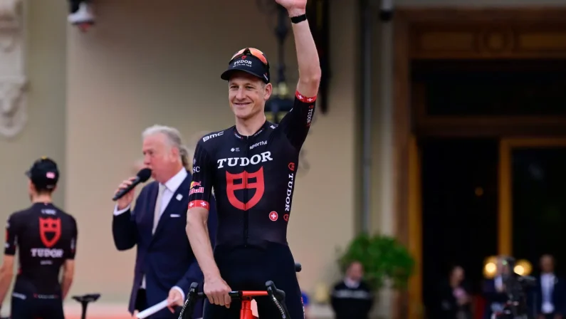 Kung vince la cronometro della diciottesima tappa della Vuelta 2026, Mas in maglia rossa con 1’37” di margine su Roglic