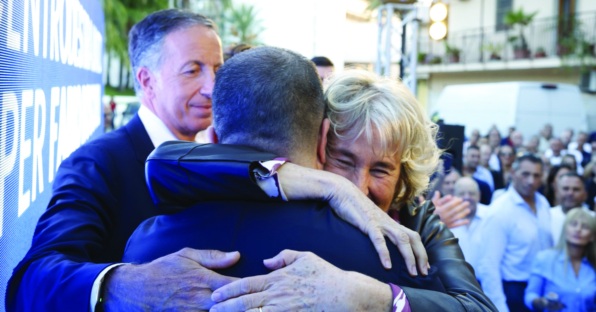 https://www.quotidianodelsud.it/wp-content/uploads/2026/09/stefania-craxi-abbraccia-francesco-cannizzaro.jpg
