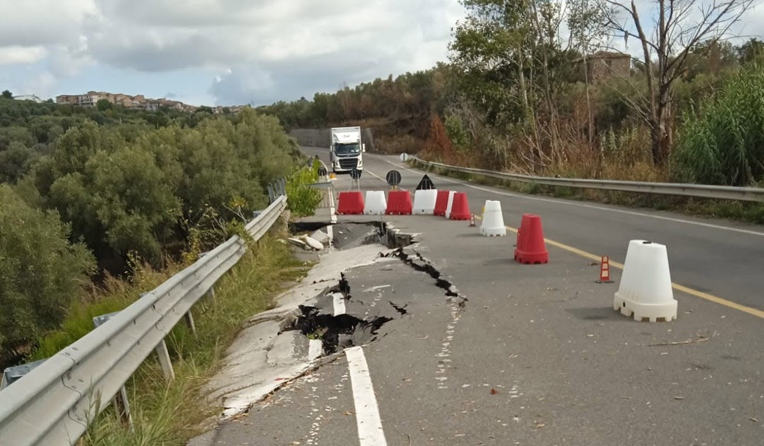 Il tratto di strada franato (Foto La Sfida)