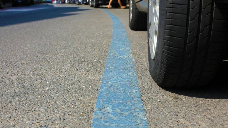 Strisce blu e ticket sosta scaduto, ecco quanto si può ‘sforare’ senza essere multati