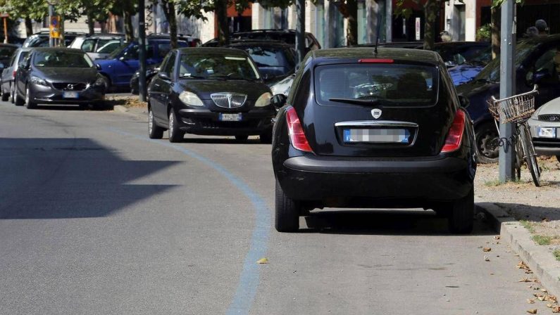 Strisce blu e nuovo Codice della strada, cosa cambia nel 2026: le nuove regole