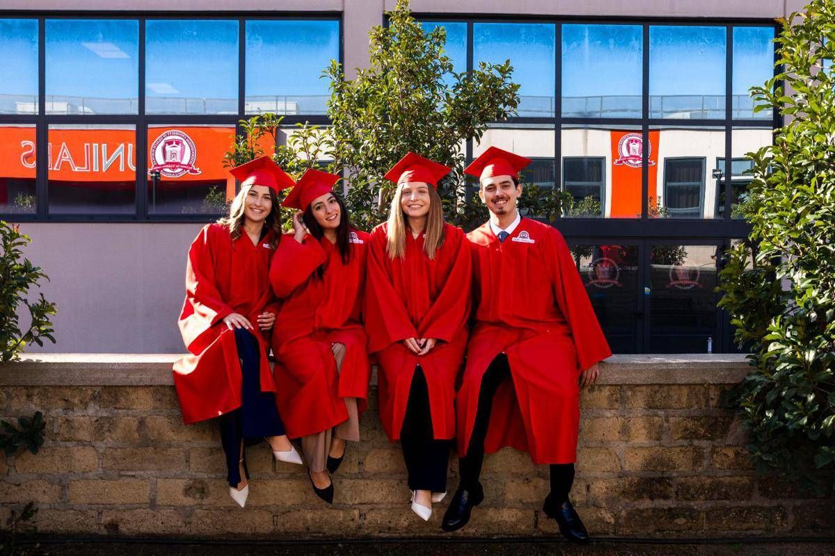 https://www.quotidianodelsud.it/wp-content/uploads/2026/09/studenti-unicamillus-muretto.jpeg