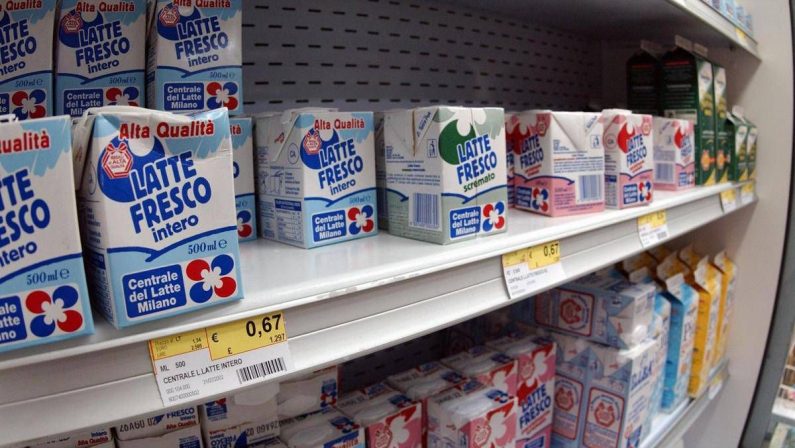 Nei supermercati è caccia ai prodotti scontati: il peso del caro vita sulla spesa degli italiani