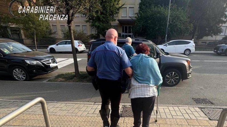 A 74 anni si innamora online di cantante rock ma è una truffa: bloccata mentre stava per fargli un bonifico di 8.500 euro