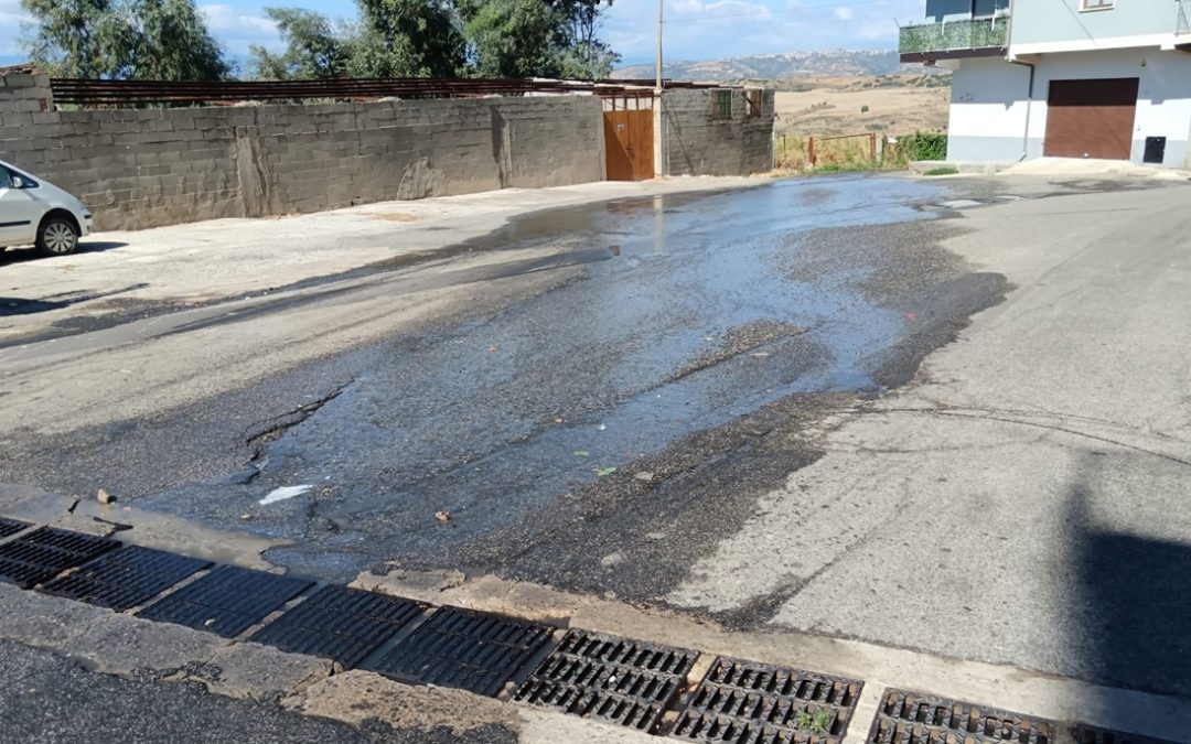 Crotone, il quartiere Papanice sommerso dai liquami e residenti barricati in casa