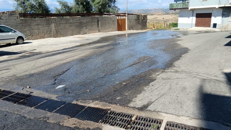 Crotone, il quartiere Papanice sommerso dai liquami e residenti barricati in casa