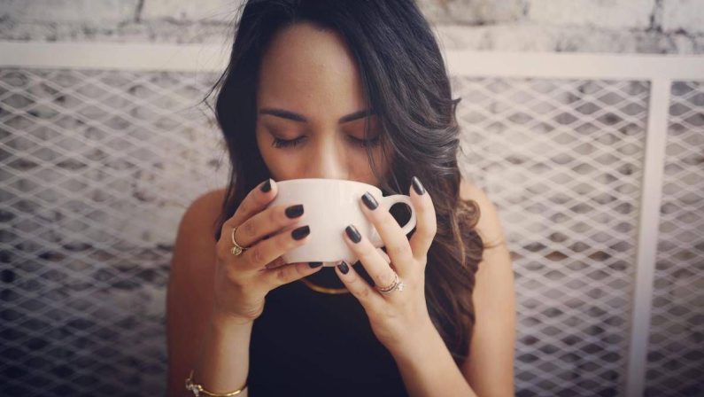 Tumori, con caffè o tè bollente rischio cancro esofago più alto: “Meglio tiepido”