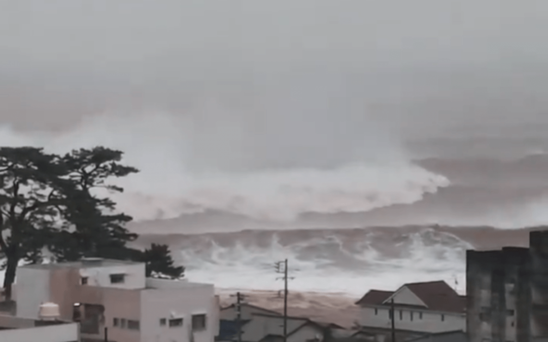 In Giappone il tifone Dujuan fa 4 morti poi si allontana dalla costa orientale: quasi due milioni di evacuati e 6 dispersi