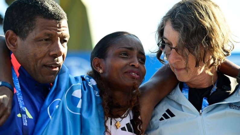 Vince la maratona di Berlino, si infortuna all’ultimo km e perde il record del mondo: il ‘dramma’ di Assefa