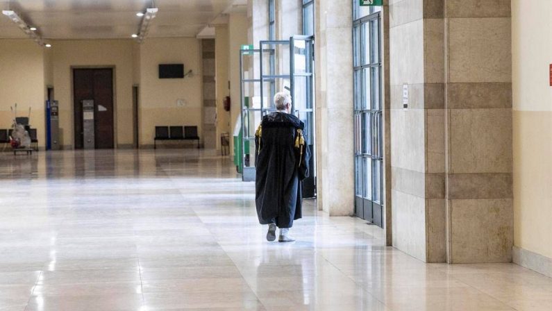Lascia al nipote preferito un’eredità di 800mila euro ma gli altri non ci stanno: “Non vedeva bene, è stata guidata”