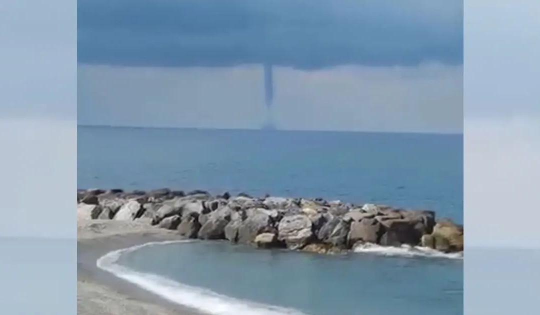 La tromba marina fotografata dalla spiaggia