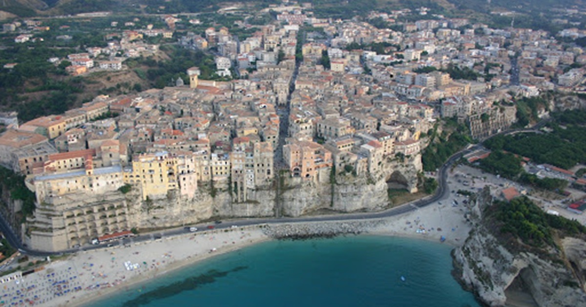 https://www.quotidianodelsud.it/wp-content/uploads/2026/09/tropea-panorama.jpg