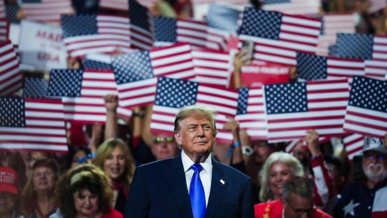 Trump, comizio show di due ore a Dallas: “5mila dollari a ogni americano se i Repubblicani vincono i midterm”