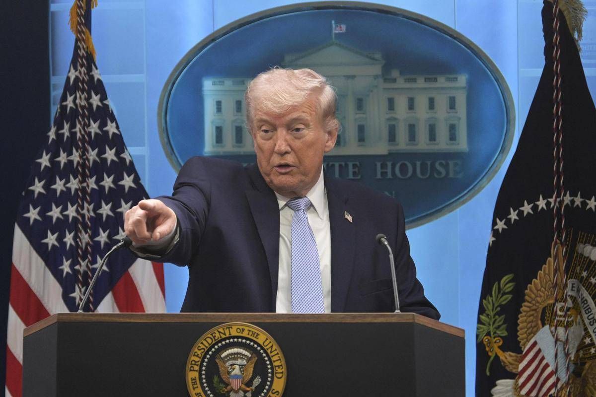 https://www.quotidianodelsud.it/wp-content/uploads/2026/09/trump-dito-stampa-fg-ipa.jpeg