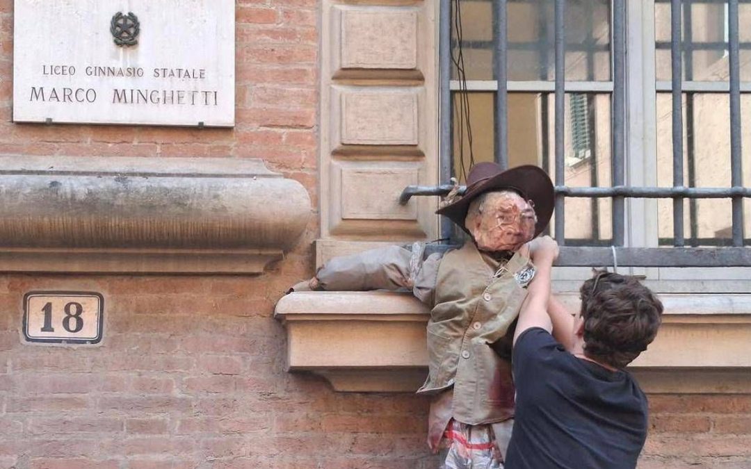 Bologna, manichino di Valditara alle finestre del liceo Minghetti: “Nemico degli studenti”