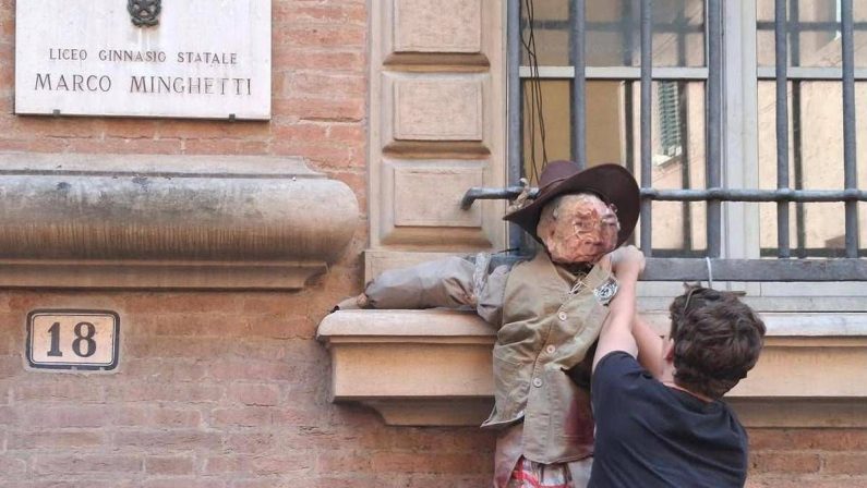 Bologna, manichino di Valditara alle finestre del liceo Minghetti: “Nemico degli studenti”