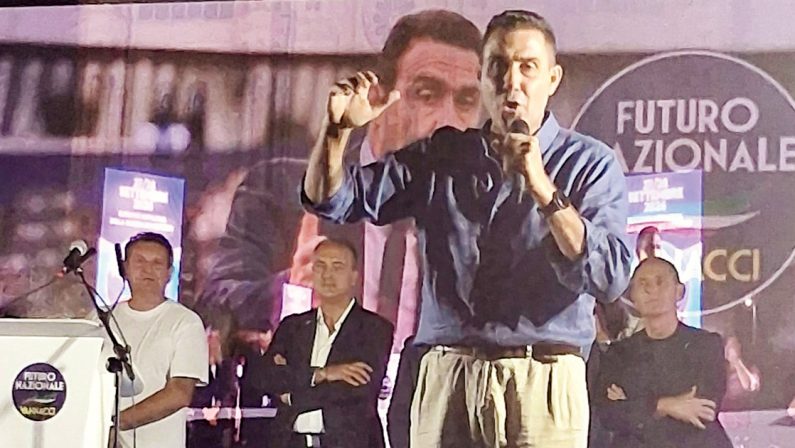 Vannacci a Reggio: «Chi scegliete, Barabba o Giannetta?»
