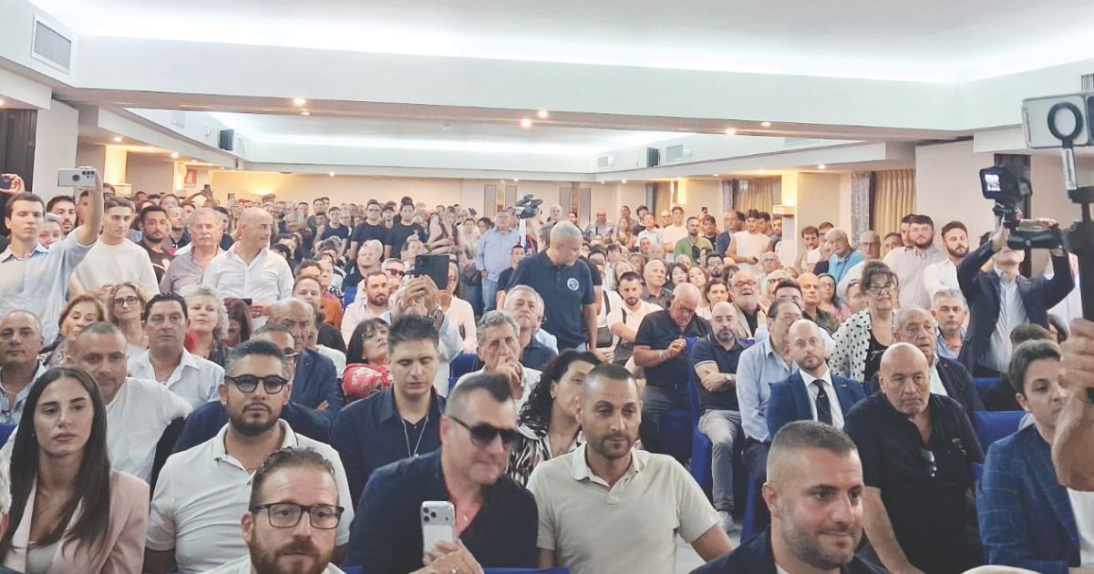 https://www.quotidianodelsud.it/wp-content/uploads/2026/09/vannacci-siderno-pubblico.jpg
