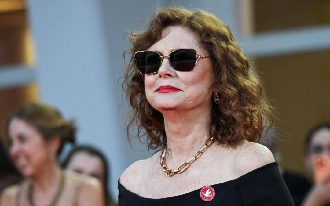 Mostra di Venezia, Susan Sarandon sul tappeto rosso con la spilletta ‘cessate il fuoco a Gaza’