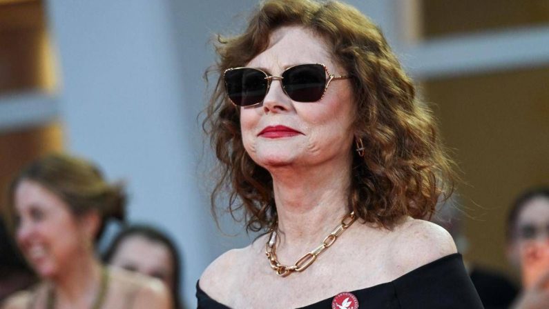 Mostra di Venezia, Susan Sarandon sul tappeto rosso con la spilletta ‘cessate il fuoco a Gaza’