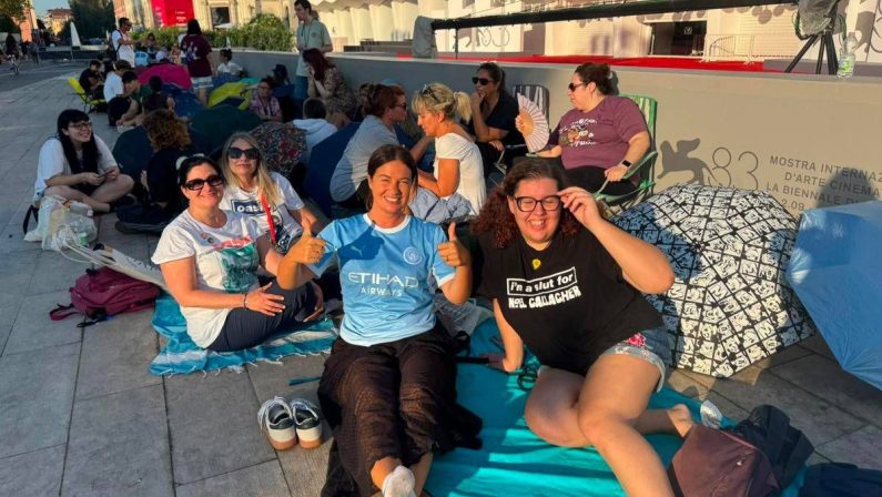 Venezia 83, l’attesa dei fan per gli Oasis: “Qui dall’alba per i fratelli Gallagher”