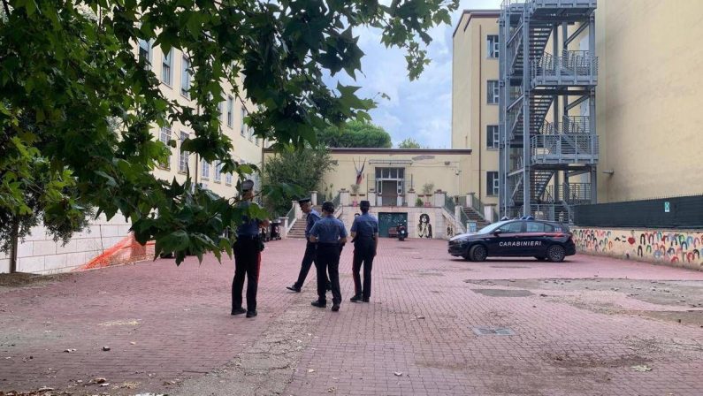Prof accoltellata a Roma da studente 13enne, la vittima in ospedale: “Che spavento, non me lo aspettavo”