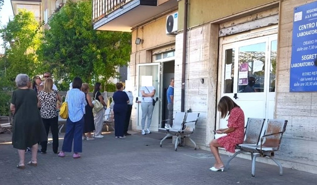 La fila davanti il Centro analisi di Vibo