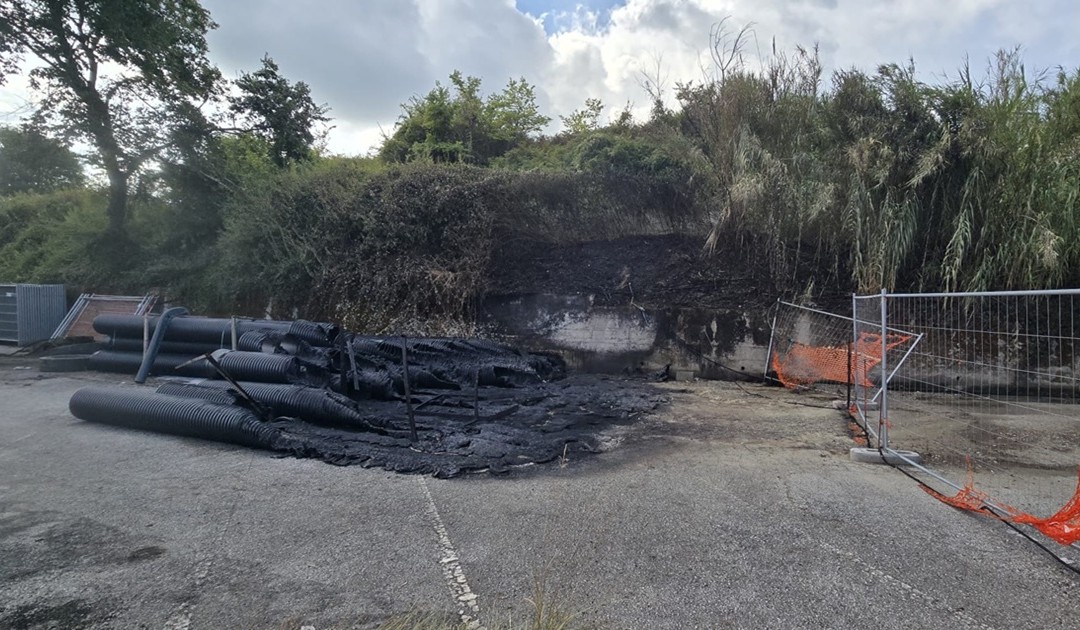 I grossi tubi completamente squagliati dalle fiamme