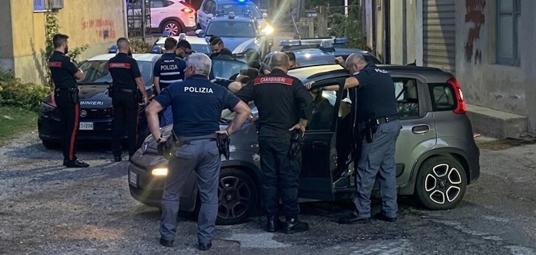 Le forze dell'ordine con la Panda rubata (foto Calabria 7)