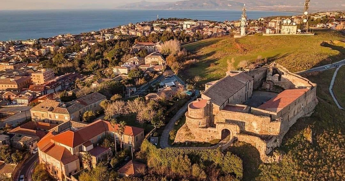 https://www.quotidianodelsud.it/wp-content/uploads/2026/09/vibo-panorama-castello-museo.jpg