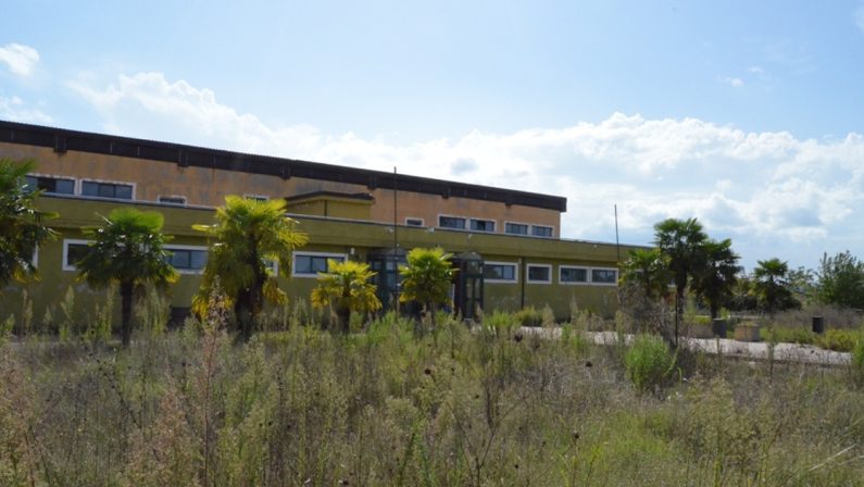 Piscina comunale di Vibo ancora chiusa, l'opposizione: «Basta rinvii, servono tempi certi»