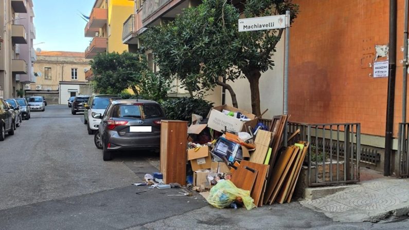 Vibo, via Machiavelli trasformata in una discarica di rifiuti: «Questa è inciviltà»