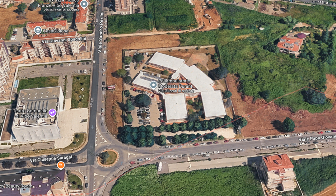 A sinistra il Teatro comunale e a destra il Poliambulatorio