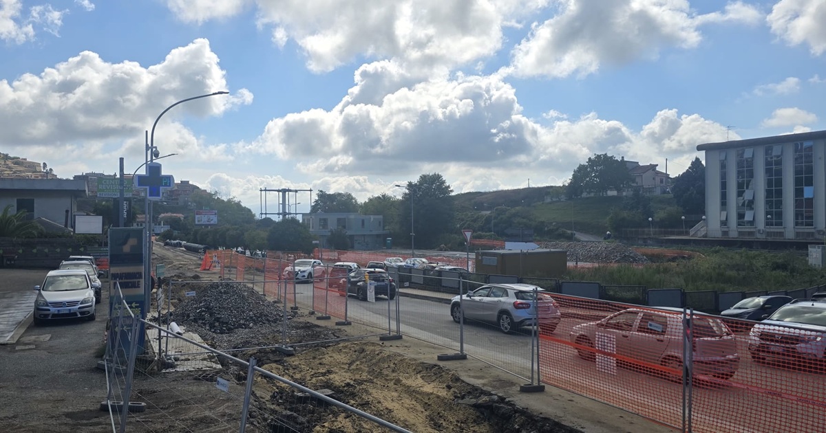 https://www.quotidianodelsud.it/wp-content/uploads/2026/09/vibo-via-artigiani-cantiere.jpeg