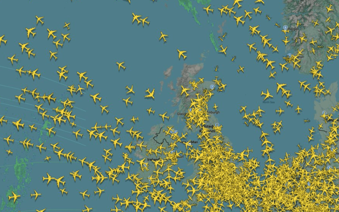 Caos nel Regno Unito, nuovo problema tecnico ai sistemi di controllo del traffico aereo: almeno 200 voli cancellati